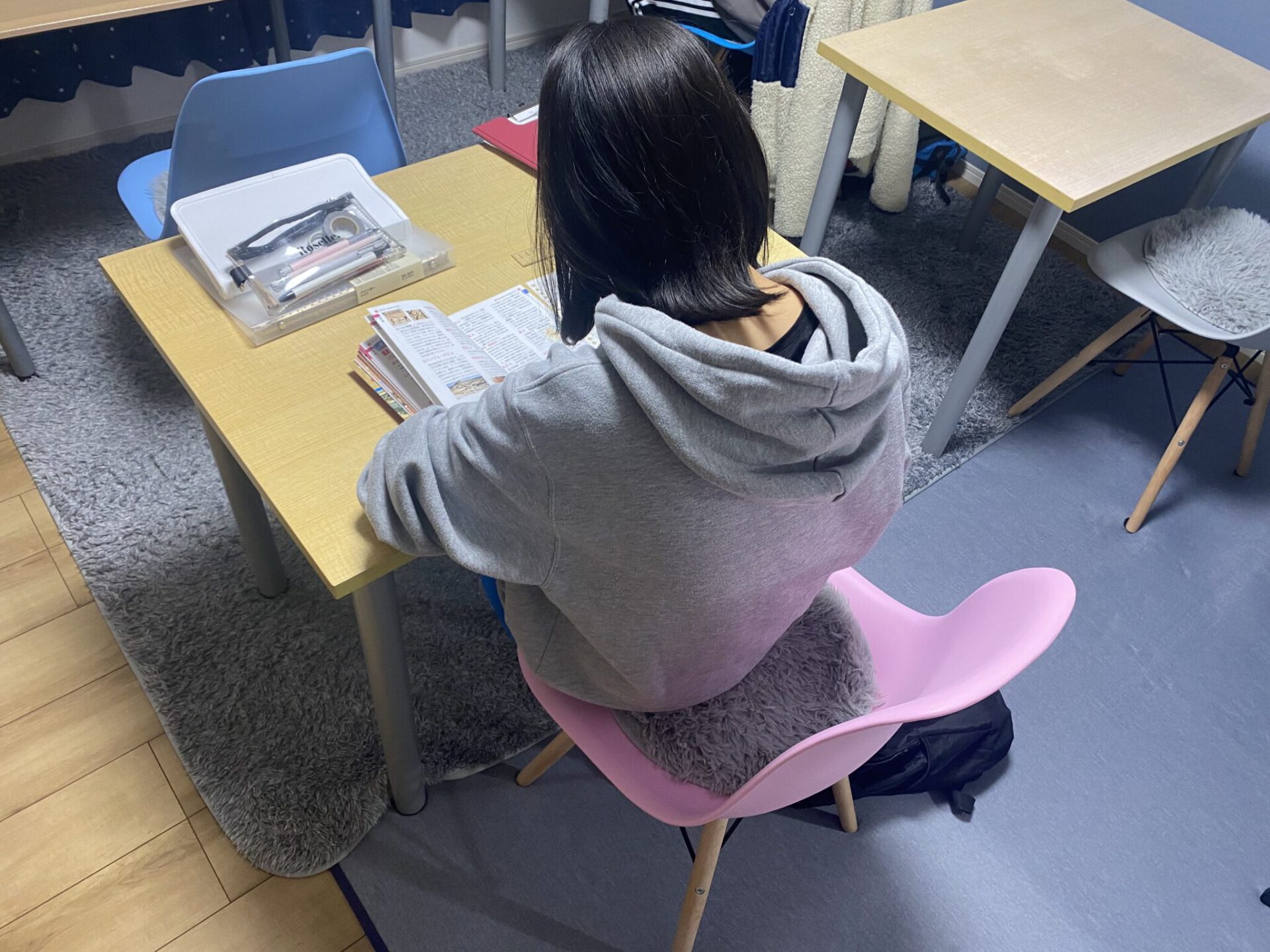 高木塾に通う高校生が定期テストに向けて苦手科目を克服するため自習している様子