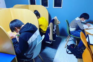 高木塾の自習室で小学生が学習している様子